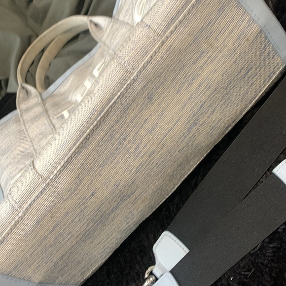 Marc Jacob Tote Bag , used has minor stains on the bottom and handles - Picture 9 of 9